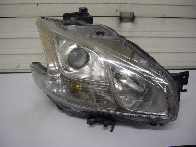 2009-14 nissan maxima oem right HID headlight in Auto Body Parts in Winnipeg