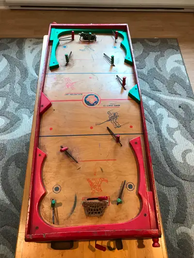 vintage munro games hockey table top. would make a great man cave xmas gift. can be hung on a wall....