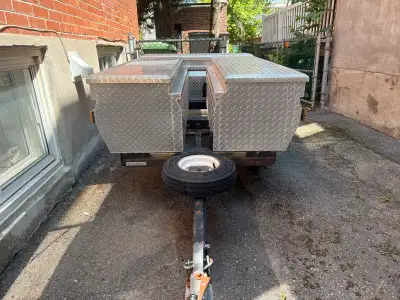 Trailer artisanal qui contient 3 coffres UWS en aluminium. Pratique pour voyager en famille ou pour...