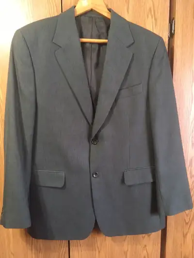 Magnifique vestons: 3, 40 court, 2, 40 rég, 2 n'ont jamais été porté, tous très propre. Disponible d...