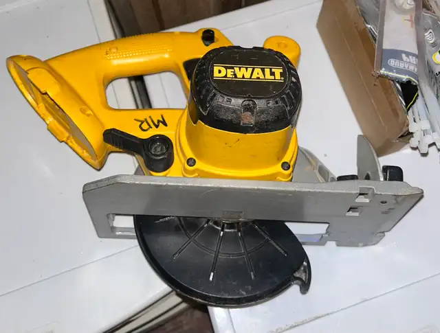 Dewalt 6 1/2 18V circular saw  in Power Tools in Oshawa / Durham Region - Image 4