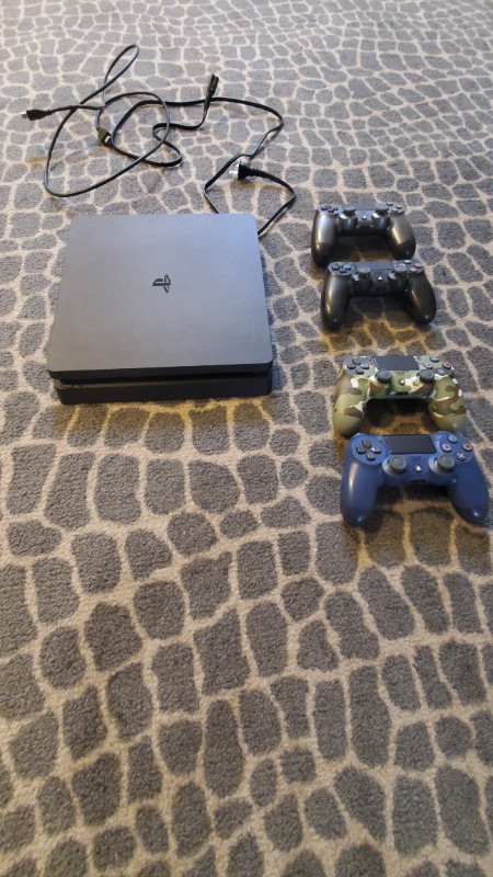 PS4 slim with 4 controllers dans Sony PlayStation 4  à Ouest de l’Île