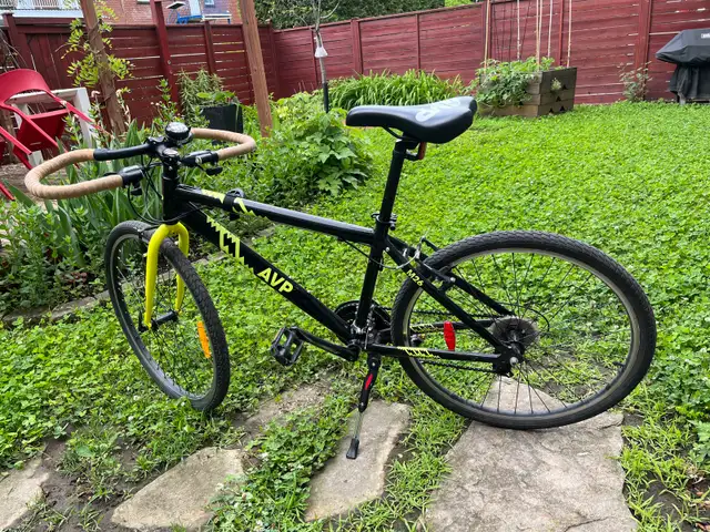 Vélo AVP M26 21 vitesses/cadre 16 pouces - idéal pour 10-14 ans in Kids in City of Montréal - Image 2
