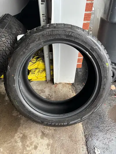 Je vends 4 pneus d'hiver 225/50 R20 Bridgestone Blizzak en bon état. Usure 9x4/32 Ces pneus on été u...