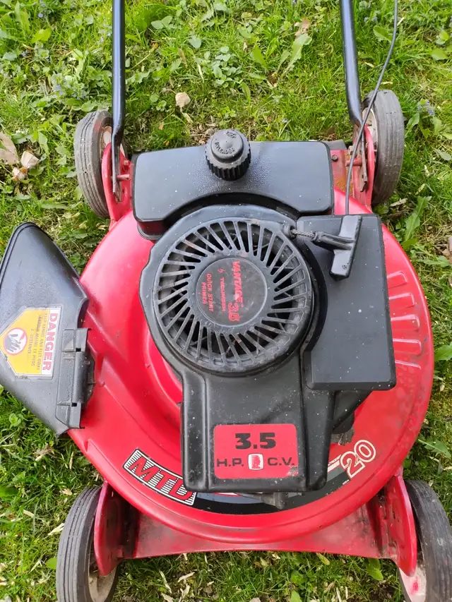 Tondeuse à gazon à essence 20". 50$. in Lawnmowers & Leaf Blowers in Longueuil / South Shore - Image 5