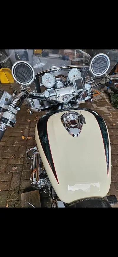 1997 Honda Valkyrie tourer 1520 cc v6 mint condition. Beautiful color Beige and Ivory, 87000 km, com...
