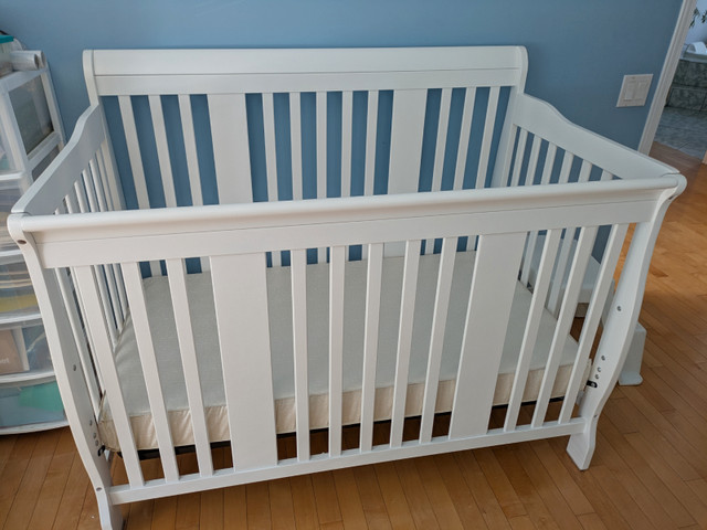 Lit de bébé neuf en bois colueur blanc dans Lits et matelas  à Ville de Québec - Image 2
