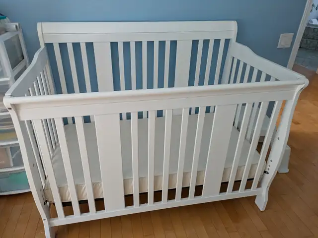 Lit de bébé neuf en bois colueur blanc in Beds & Mattresses in Québec City - Image 3