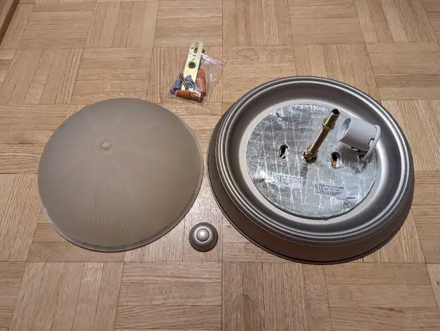 Flush Mount 1-Bulb Light, 11in in Indoor Lighting & Fans in Mississauga / Peel Region - Image 4