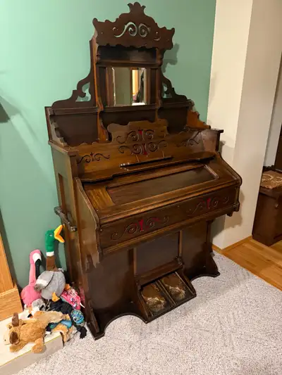 This is a beautiful John Malcolm and Co London (in business 1891 to 1924) antique organ. Pumps and a...