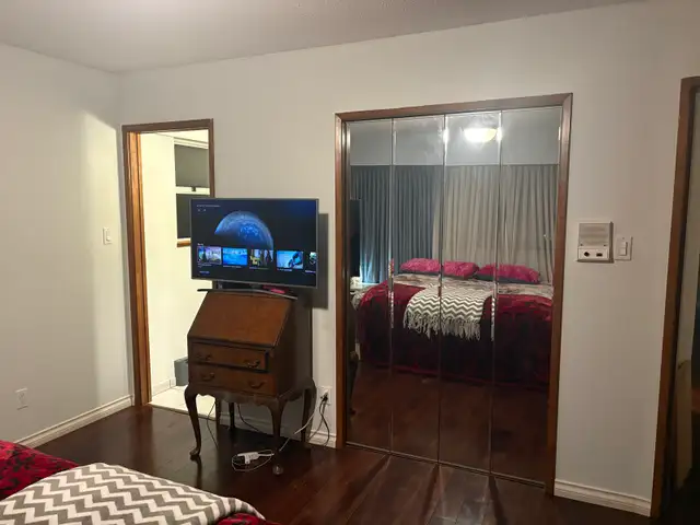 Short term king size master bedroom private bathroom in British Columbia in Canada - Image 4