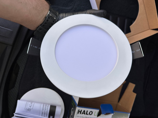 Lot 96 pieces Halo LED 4” Recessed Direct-Mount Light Dimmable dans Électricité  à Ville de Montréal - Image 4