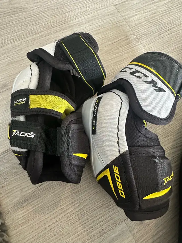 CCM Tacks 3092 Elbow Pads JR in Hockey in Calgary - Image 2