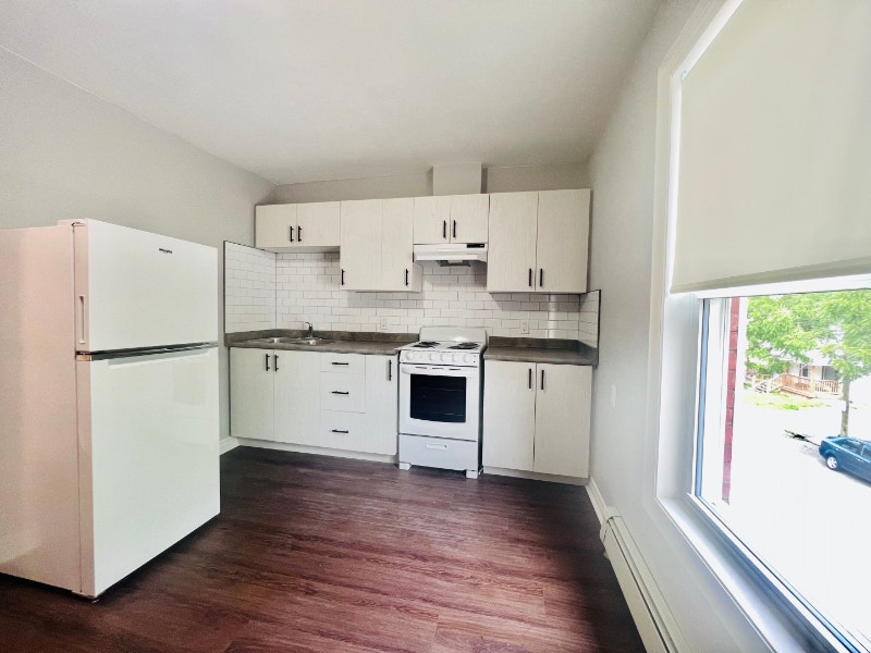 !! Cozy Upper Unit, Junior 1bdrm/1bath Welland !! Long Term Rentals