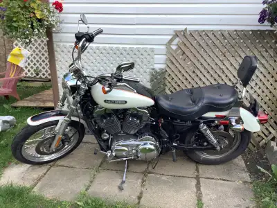 Sportster 1200 XL, 2006, bien entretenu, 1 seul proprio, noir et blanc. Pneus neufs ainsi que freins...