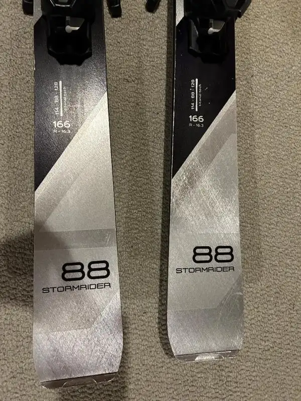 Like new Stockli Stormrider88 skis 166cm in Ski in Ottawa - Image 5