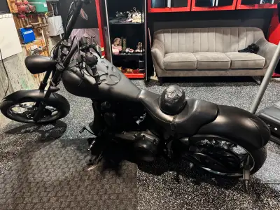 Moto noir mat Harley beaucoup de pièces a été changé pipe guidon etc à vendre cause opération peut p...