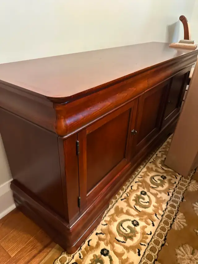 SOLID WOOD DINING TABLE, CHAIRS, HUTCH, SEATS 6-10 in Dining Tables & Sets in City of Toronto - Image 4