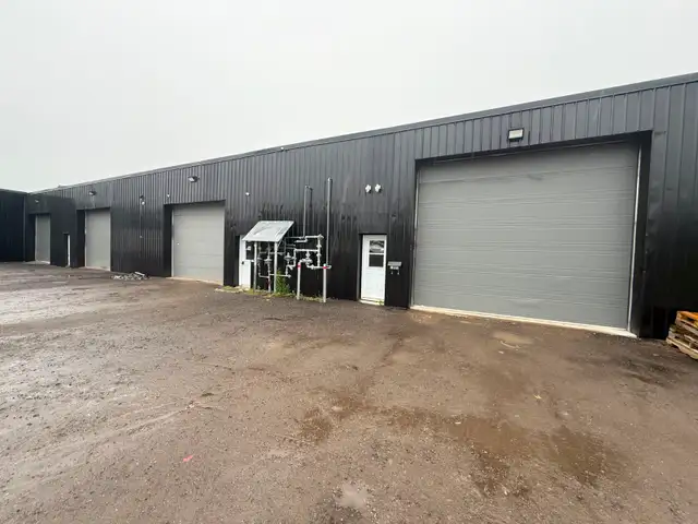 Local Industriel 6 348 pi² - Boul. Thibeau - Drive-in
