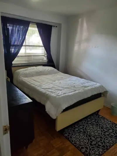 A bedroom suite ideal for a female student or a single female worker. The accommodation is close to...