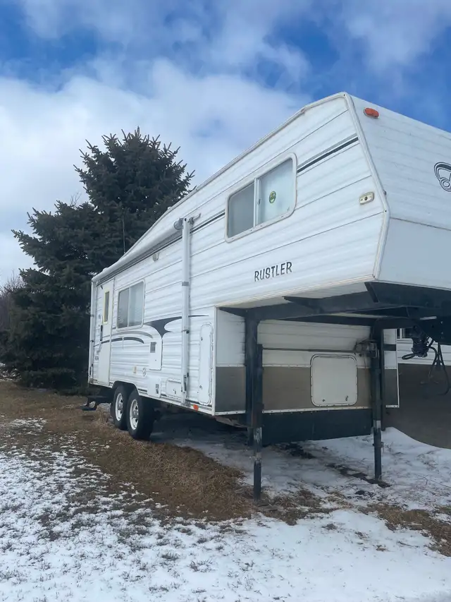 2002 25 foot fifth wheel in Travel Trailers & Campers in Regina - Image 2