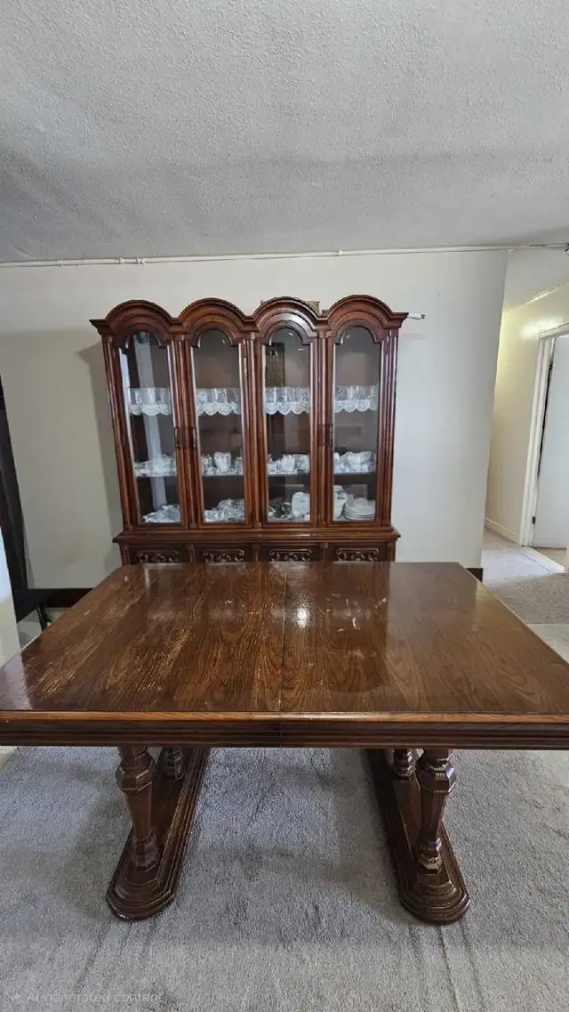 Hutch & dinng table. in Hutches & Display Cabinets in Hamilton - Image 4