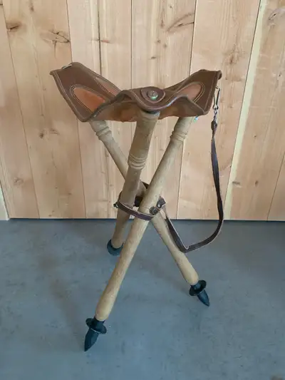 Tabouret pour chasseur ou camping pliable artisanal, View more