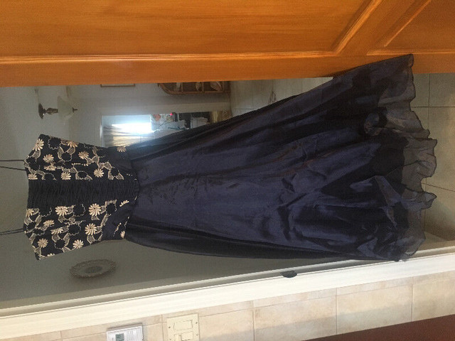 chic  robe bleu nuit avec châle avec broderie super chic dans Femmes - Robes et jupes  à Longueuil/Rive Sud