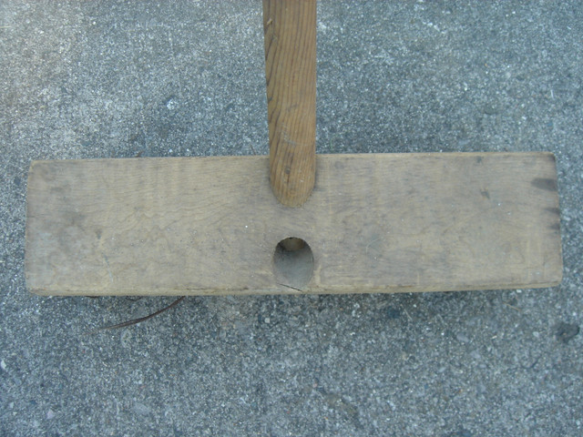 VINTAGE 14" STIFF PUSH BROOM , LIKE NEW  CONDITION in Outdoor Tools & Storage in London - Image 4