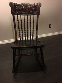 Chaise antique bercante sans bras