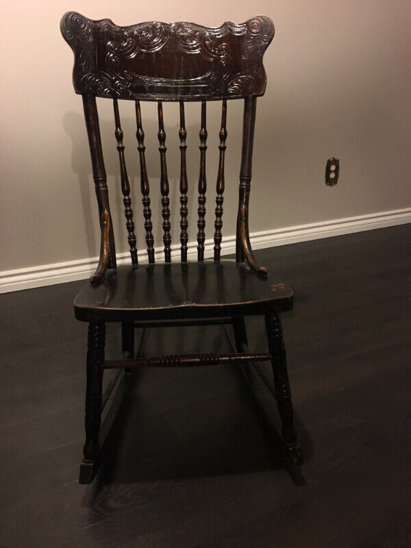 Chaise antique bercante sans bras | Art et objets de collection |  Drummondville | Kijiji