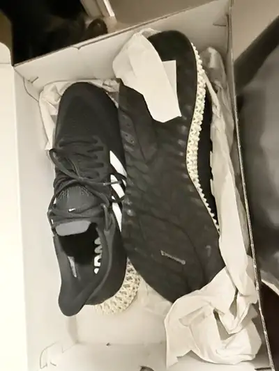 Selling a pair of used Adidas 4D Fusio shoes in men's size 9, as indicated on the tag. These stylish...