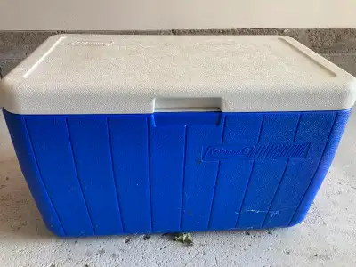 Gently used mid sized Coleman cooler is great for those car adventures. Perfect condition, clean ins...