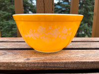 Vintage Pyrex Butterfly Gold 402 Mixing Bowl 1979