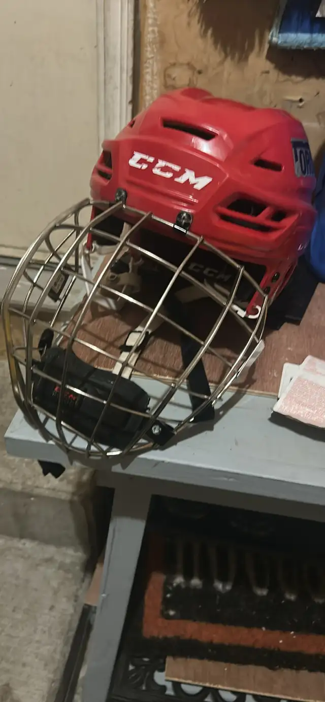 hockey helmet  in Hockey in Oshawa / Durham Region - Image 5