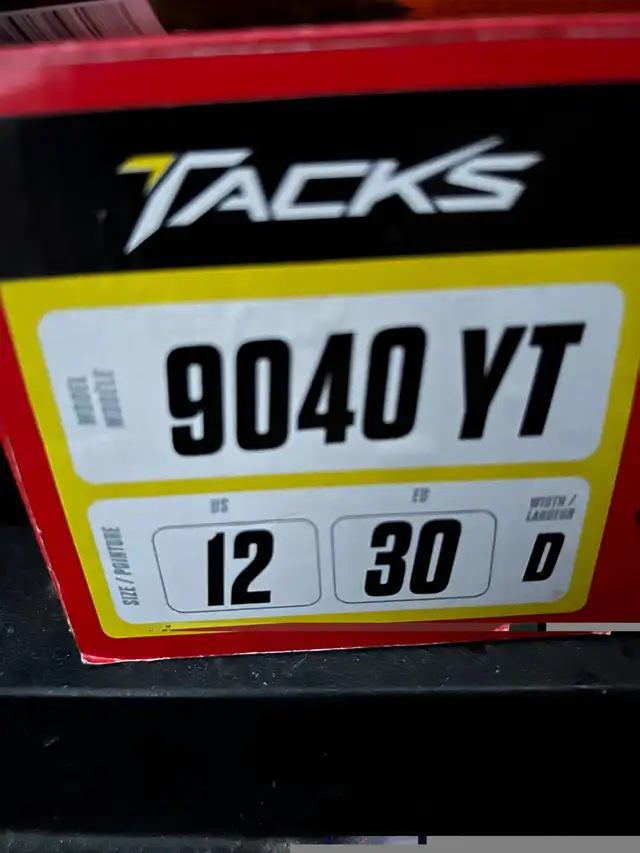 CCM Unisex SK9040 Player Tacks YT Hockey Skate, Youth Sz 12D in Skates & Blades in Oakville / Halton Region - Image 4