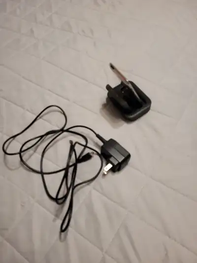 Comes with charger and extra external battery. Has many songs already downloaded