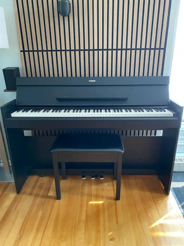 Yamaha Arius YDP-144 in Pianos & Keyboards in Québec City - Image 2