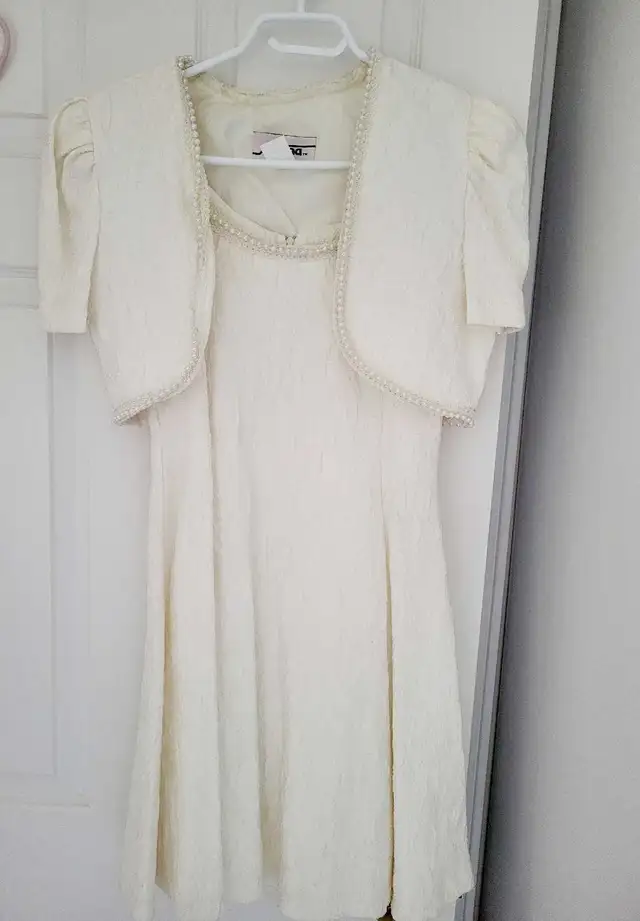 Girls Cream White Sleeveless Dress Bolero Jacket Pearls Size 14 in Kids & Youth in City of Toronto - Image 5