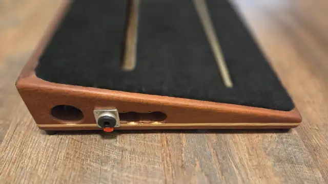 Ruach Foxy Lady Size 3 Large Wood Pedal board and Case in Amps & Pedals in City of Toronto - Image 4