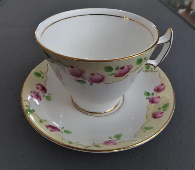 Fine Bone China teacups with saucers565173305748367366