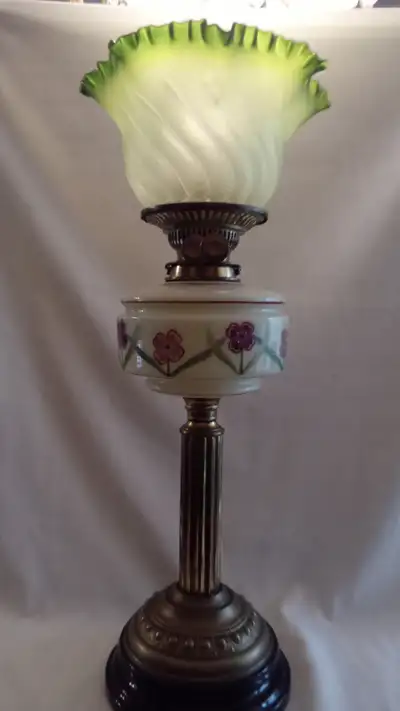A BEAUTIFUL GENUINE VICTORIAN ANTIQUE OIL LAMP HAND PAINTED ON PORCELAIN WITH BRASS COLUM AND BEAUTI...