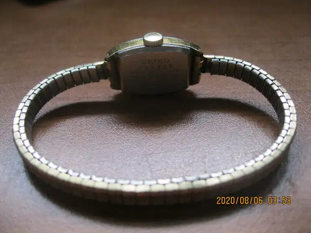 Ladies 1972 vintage SEIKO 17 Jewel manual wind wrist watch in Jewellery & Watches in Lethbridge - Image 3