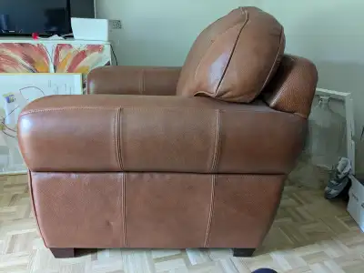 FAUTEUIL EN CUIR VÉRITABLE., View more