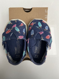 Like NEW TOMS baby Tiny size 2 Infant Shoes with Velcro
