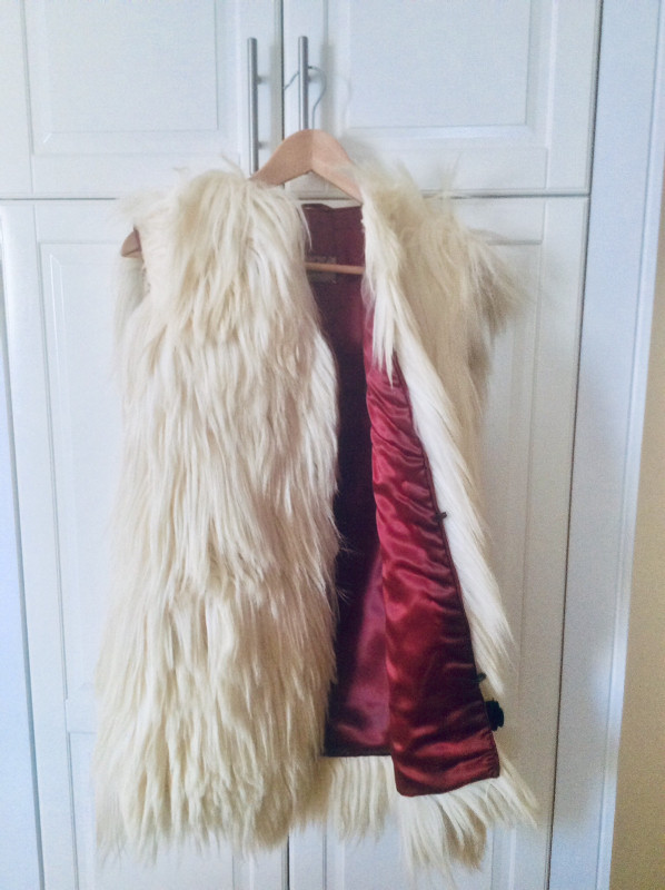Fourrure, veste en peau de chèvre dans Femmes - Hauts et vêtements d'extérieur  à Laval/Rive Nord