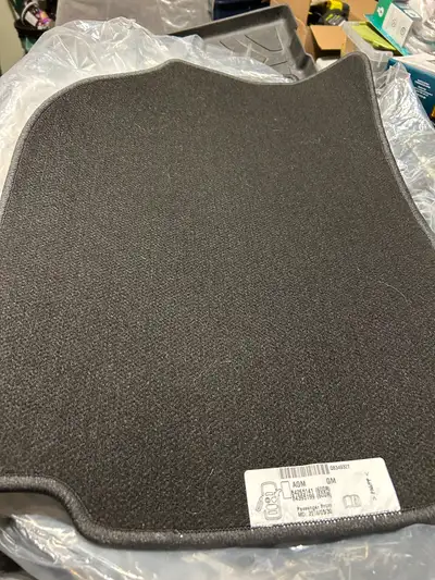 GMC BRAND NEW EQUINOX FLOOR MATS BLACK CARPET OPEN TO OFFERS ALSO RUBBERIZED FLOOR MATS USED