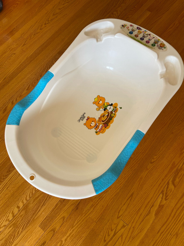 Larger style baby bath in Bathing & Changing in Winnipeg - Image 2