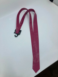 Cravate étroite vintage 1980 en cuir couleur rose fushia