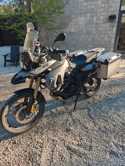 BMW F800 GS 2009 toute équipée. Valises aluminium, béquille central et pare brise haut. Pneus neufs,...